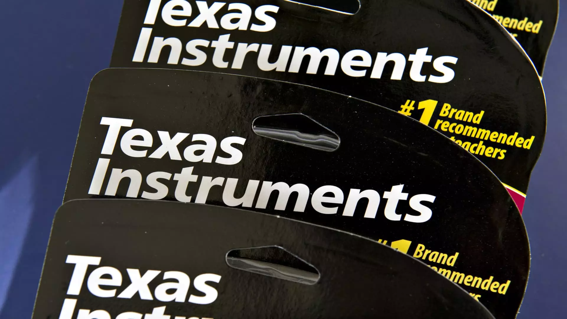 3 Dividend Stocks with 3 Reasons You Should Consider Invest in Them Now